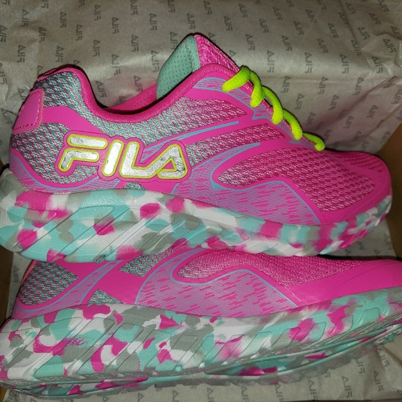 NIB Size 4 Kid's Fila Primeforce 4 Mashup Running Sneakers bright pink - Picture 3 of 4